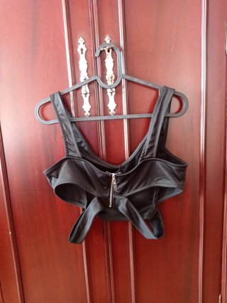Crop top negro con tiras