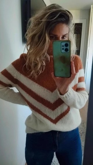Jersey Sezane Chevron marron y Blanco