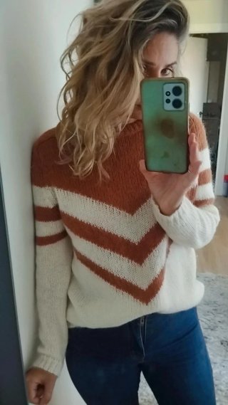 Jersey Sezane Chevron marron y Blanco