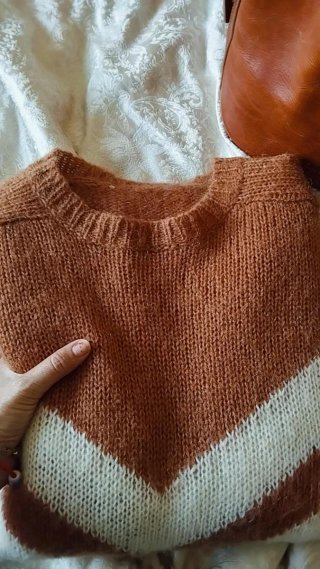Jersey Sezane Chevron marron y Blanco
