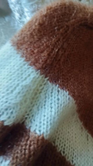 Jersey Sezane Chevron marron y Blanco