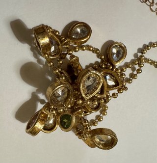 Collana vintage dorata con pendenti colorati
