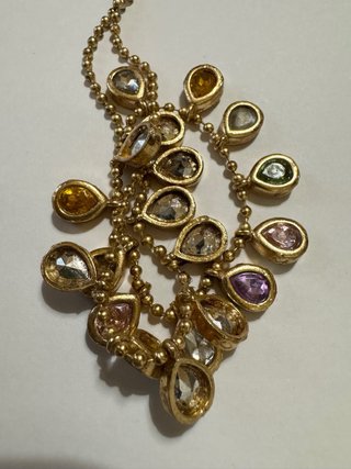 Collana vintage dorata con pendenti colorati