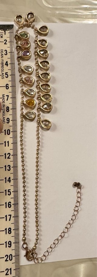 Collana vintage dorata con pendenti colorati