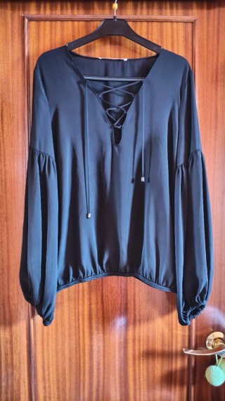 Blusa negra transparente con cordones