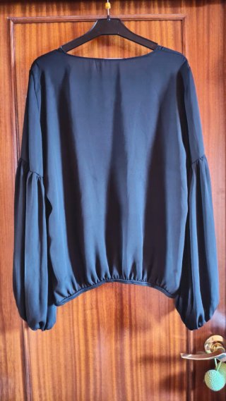 Blusa negra transparente con cordones
