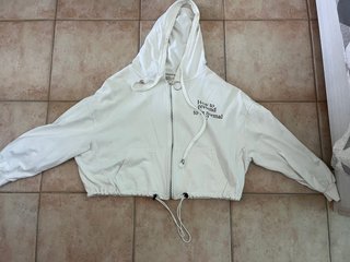 Sudadera blanca con capucha y cremallera