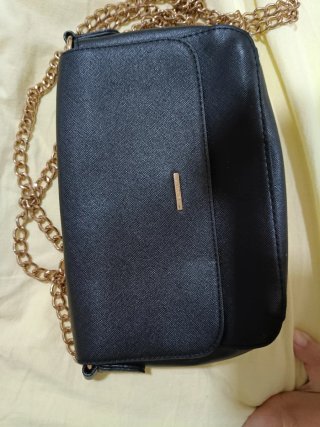 Borsa Guess nera con tracolla oro