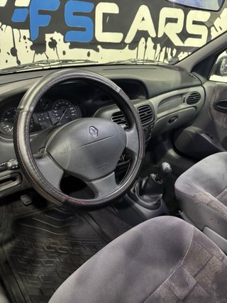 RENAULT MEGANE 🟡 1.6 110cv 25000km!!!!!!! NUEVO
