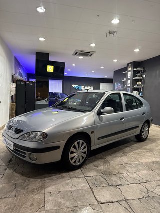 RENAULT MEGANE 🟡 1.6 110cv 25000km!!!!!!! NUEVO