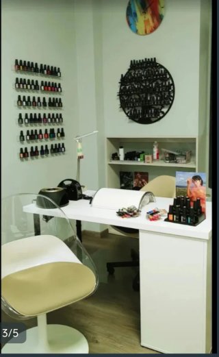 Mobiliario y accesorios para estética de uñas