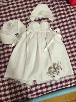 Faldón de bautizo blanco con zapatos y rebeca