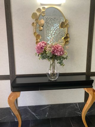 Mesa consola negra y espejo latón dorado
