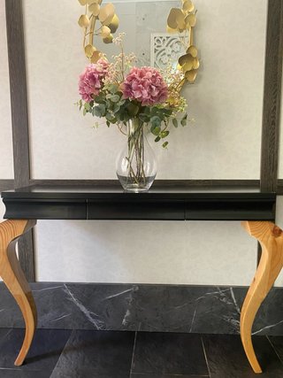 Mesa consola negra y espejo latón dorado