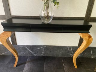 Mesa consola negra y espejo latón dorado