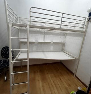 Cama alta con escritorio y estantes