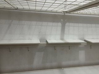 Cama alta con escritorio y estantes