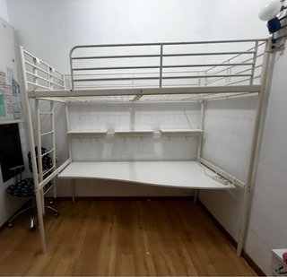 Cama alta con escritorio y estantes