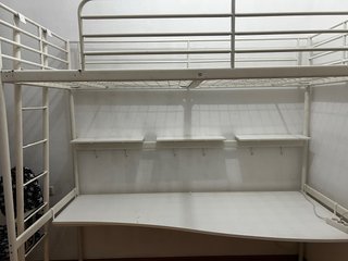 Cama alta con escritorio y estantes