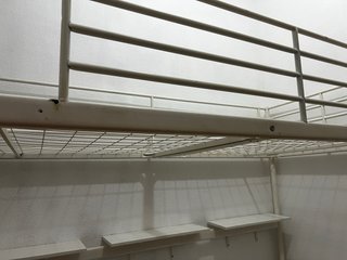 Cama alta con escritorio y estantes