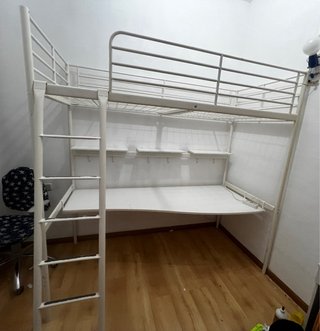 Cama alta con escritorio y estantes