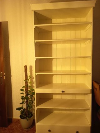 Estantería blanca de madera