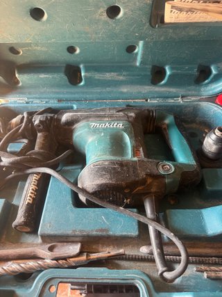 Martillo Makita HR3210FCT con maletín