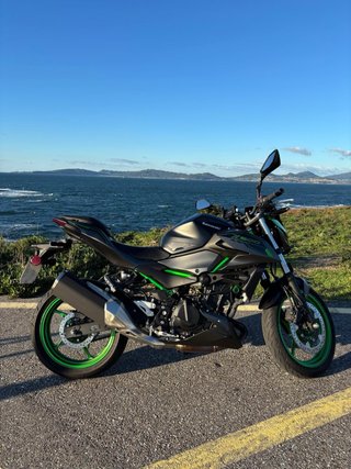 Kawasaki Z500 SE 2024 Negra y Verde