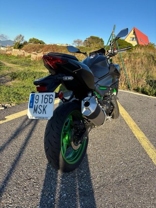 Kawasaki Z500 SE 2024 Negra y Verde