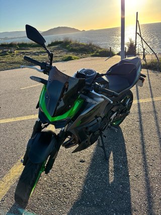 Kawasaki Z500 SE 2024 Negra y Verde