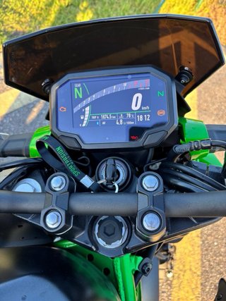 Kawasaki Z500 SE 2024 Negra y Verde