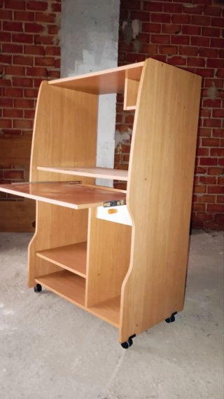 Escritorio de madera con cajón y ruedas.