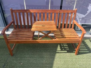 Banco de madera exterior con mesa