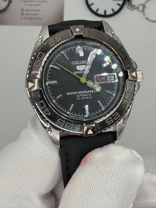 Seiko 5 Sports 7S36-00Y0 Árabe/Inglés
