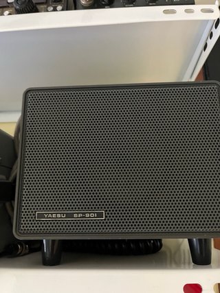 Emisora Yaesu FT-101ZD + Altavoz de Linea