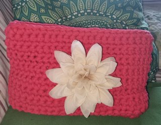 Bolso tejido a mano, rosa con flor clara.