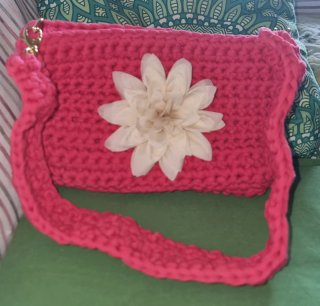 Bolso tejido a mano, rosa con flor clara.