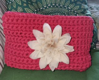 Bolso tejido a mano, rosa con flor clara.
