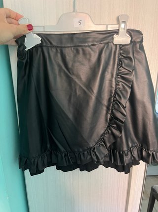 Falda cuero negra con volantes
