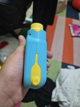 Cámara infantil azul con huellas