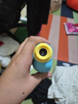 Cámara infantil azul con huellas