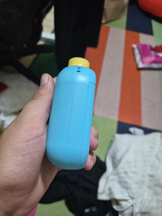 Cámara infantil azul con huellas