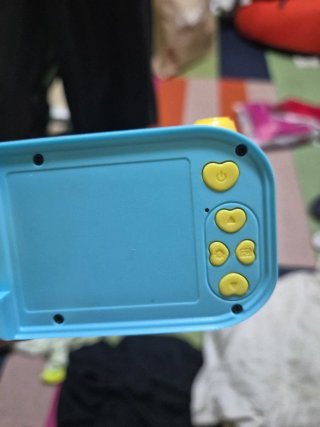 Cámara infantil azul con huellas