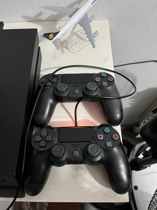 PS4 + 2 mandos + 2 juegos