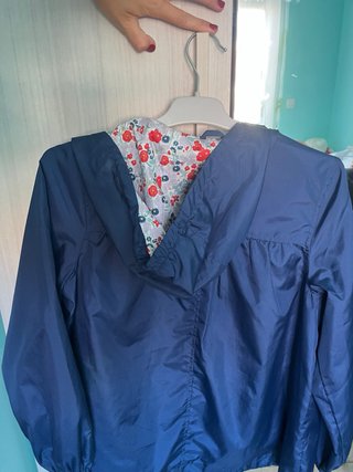 Chubasquero azul con estampado floral