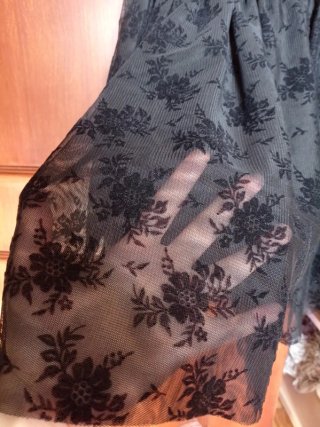 Falda negra con flores