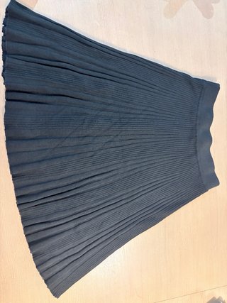 Falda de punto negra midi plisada
