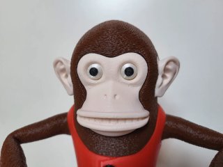 Figura Mono Juguete con Platillos