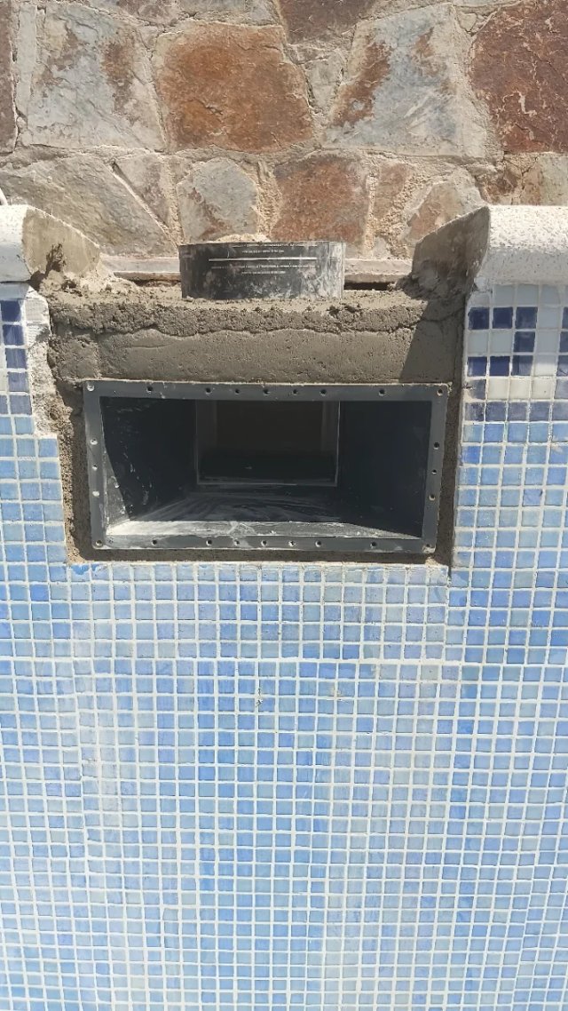 Cambio de los skimmers y limpieza de la piscina.