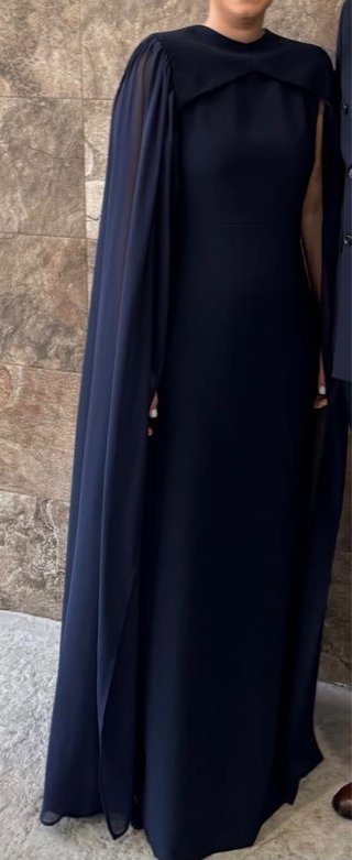 Vestido azul de fiesta con capa